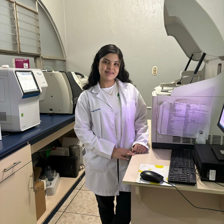 Un laboratorio con trato humano: La historia de Yeslin